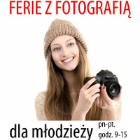 Zdjęcie przedstawia uśmiechniętą panią w czapce, trzymającą w dłoniach aparat.