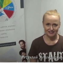 Kobieta ze związanymi włosami. Na górze po lewej logo Przystani Artystycznej.