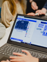 Dzieci przy laptopie