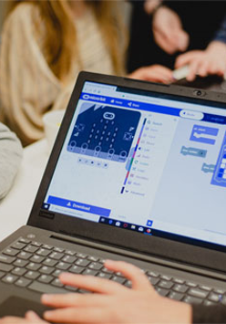 Dzieci przy laptopie