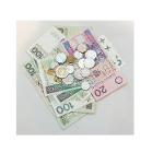 Bilon i banknoty na stole.