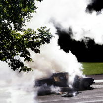 fotografia płonącego auta