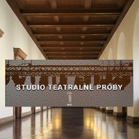 Zdjęcie zamkowego korytarza. W centralnym punkcie znak graficzny: STUDIO TEATRALNE PRÓBY.