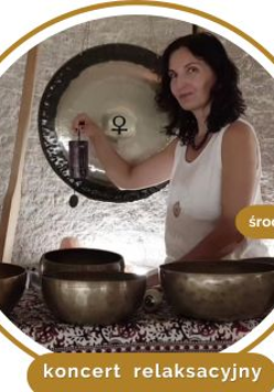 Kobieta gra na misach i gongach w grocie solnej.