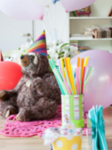 stół, słomki, czapeczki, serwetki