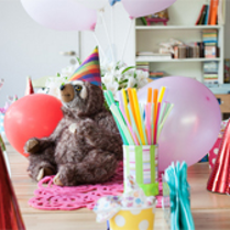 stół, słomki, czapeczki, serwetki