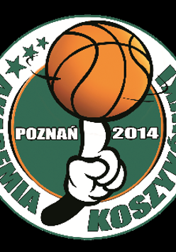 Grafika, na palcu opiera się piłka do koszykówki, za nią okrągłe logo Akademii Koszykówki.