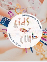 Przedramina na stole na stole, miceczki, kuleczki, nasionka wykorzystywane podczas warsztatów. Na srodku okragłe logo z napisem kids club.