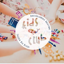 Przedramina na stole na stole, miceczki, kuleczki, nasionka wykorzystywane podczas warsztatów. Na srodku okragłe logo z napisem kids club.