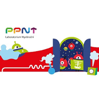 Logo PPNT: Po lewej na górze kolorowe litery> Na srodkuu i na dole kolorowe kosmiczne roboty.