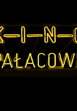 Logo - żółty napis Kino Pałacowe na czarnym tle