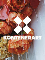 Białe logo Kontener Artu na tlr zwisających kolorowych kwiatów.