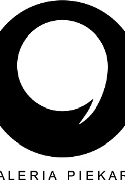 Logotyp Galerii Piekary. Przypomina czarne koło z wpisanym wewnątrz białym apostrofem.