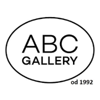 Na białym tle czarne logo. W elipsie napis "abc gallery". Poniżej "od 1992".