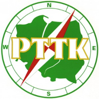 Logo PTTK- zielony kształt Polski na kompasie.