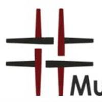 Logo muzeum- hashtag z czerwonymi i czarnymi kreskami.
