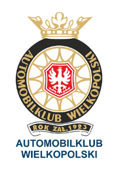Logotyp Automobilklubu Wielkopolski - biały orzeł w koronie na czerownym tle w środku felgi, felgi w kolorze złotym i złoty napis z nazwą klubu na tle opony
