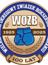 Logotyp Wielkopolskiego Okręgowego Związku Bokserskiego - w złotym środku niebieski rękawice, liśc laurowy i daty 1925 i 2025, oraz biała nazwa związku na niebieskim tle
