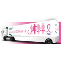 TIR. Na naczepie napis: Mammografia i 4 kobiety połączone różową wstążką.