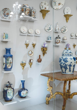 Ozdobne naczynia: wazony, talerze, figurki.