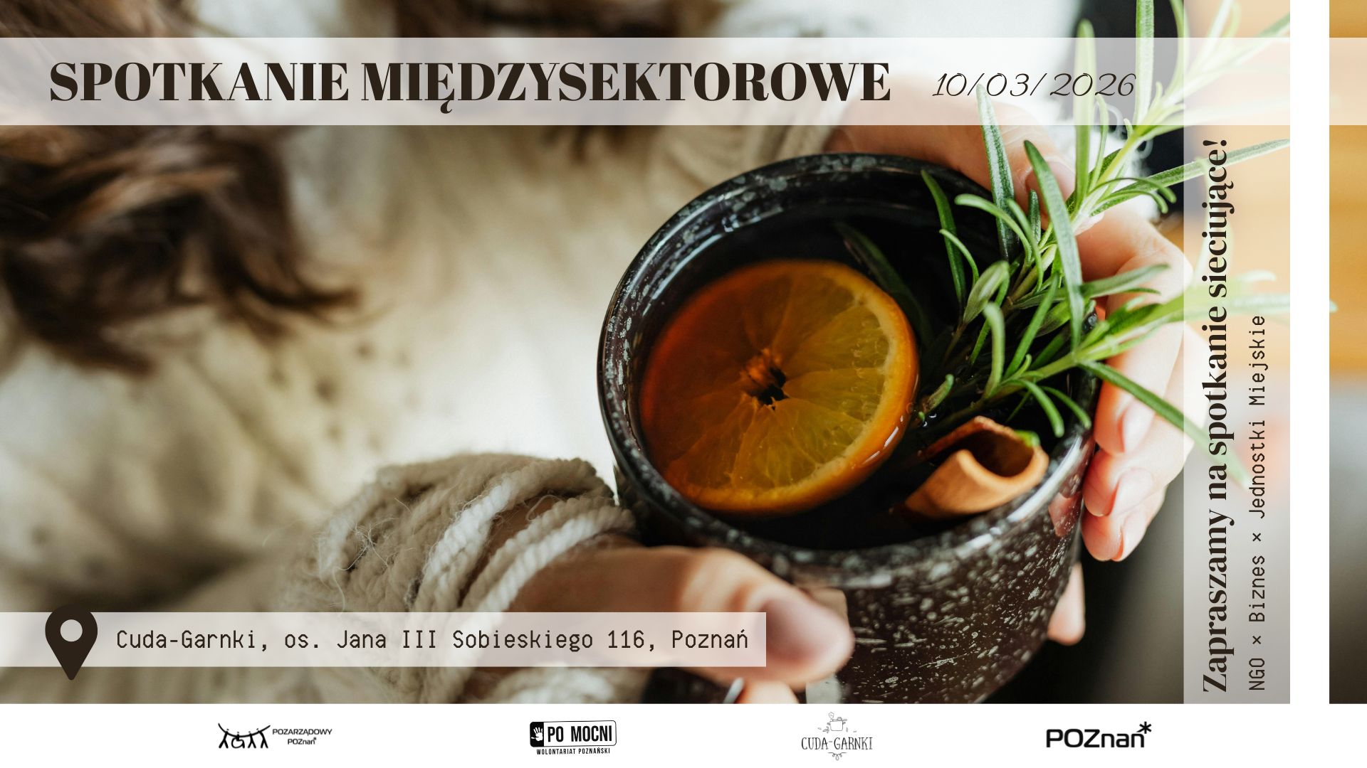 Na grafice znajdują się ręce osoby trzymającej kubek z herbatą z plasterkiem pomarańczy, gałązką rozmarynu i laska cynamonu. Na grafice znajdują się napisy: "Spotkanie międzysektorowe 10/03/2026, Cuda-garnki, os. Sobieskiego 116, Poznań"