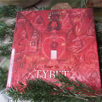 Okładka książki, w kolorze czerwonym z nadrukiem symboli Tybetu. wśród świerkowych gałązek.