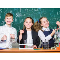 dzieci z probówkami