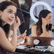 dziewczyna przed lustrem robi make up