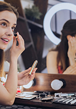 dziewczyna przed lustrem robi make up