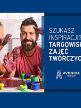 Dziewczynka maluje z tatą plakatówkami