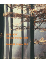 Zdjęcie lasu i pomarańczowe napisy