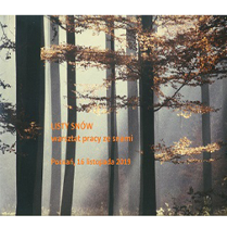 Zdjęcie lasu i pomarańczowe napisy