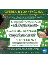 Po lewej niedźwiadek na drzewie a niżej lwica, po prawej żyrafa a niżej flaming. Na środku tekst.