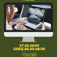 Monitor kompuera. Na monitorze widać kobietę przy laptopie.Na górze i na dole miejsce i termin spotkania na ZOOM.