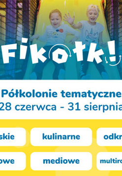 Dwoje dzieci w sali zabawowej na zjeżdżalni.