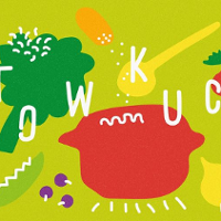 Grafika- na zielonym tle czerwony saganek, żółta łyżka, zielone i czerwone warzywa i owoce.