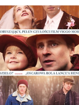 Plakat przedstawia cztery panoramiczne kadry z filmu. Na pierwszym widzianym na samej górze znajduje się zdjęcie młodej pary w trakcie ślubu, poniżej ojciec z z młodym dzieckiem spoglądają razem w dal, a kolejna stopklatka to ojciec z nastoletnim synem podczas spaceru. Ostatni, a zarazem największy kadr przedstawia ojca w podeszłym wieku oraz syna w średnim wieku podczas kłótni.