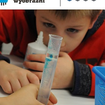 plakat - dziecko w laboratorium