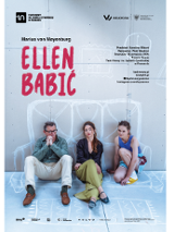 Kobieta, mężczyzna i nastolatka siedzą na podłodze przy ścianie, na narysowanej białą kredą kanapie. Patrzą przed siebie, są zamyśleni.