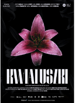 Na czarnym tle rozkwitający kwiat o różowych płatkach. W górnej i dolnej części plakatu informacje o spektaklu.