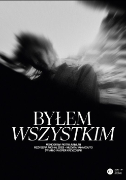 Na plakacie na czarno-białym zdjęciu widoczna osoba będąca w ruchu, z rozwichrzonymi włosami. Za nią bijące jasne światło. Zdjęcie niewyraźne, rozmazane. Na plakacie również informacje o spektaklu.