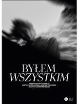Na plakacie na czarno-białym zdjęciu widoczna osoba będąca w ruchu, z rozwichrzonymi włosami. Za nią bijące jasne światło. Zdjęcie niewyraźne, rozmazane. Na plakacie również informacje o spektaklu.