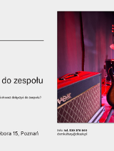 Szare, jednolite tło. Z prawej strony zdjęcie sceny, na której stoją instrumenty - gitara oraz perkusja. Z lewej strony informacje o wydarzeniu i organizatorach, zawarte w treści artykułu.
