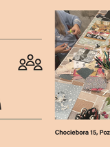 Jasne, pomarańczowe, jednolite tło. Z prawej strony zdjęcie przedstawiające stół, na którym lezą rozmaite, kolorowe wycinanki. Widać także dłonie dzieci, które coś naklejają lub przycinają. Z lewej strony informacje o wydarzeniu i organizatorach, zawarte w treści artykułu.