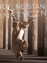 Postać w workowatej sukni w tanecznej pozie, nad nią napis Nocne Stany Kinetyczne.
