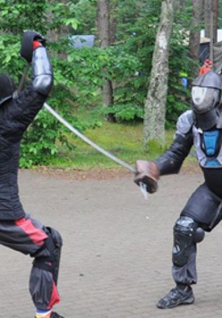 pojedynek szermierczy w strojach historycznych