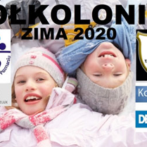 2 dzieci leży na śniegu. Dotykaja sie głowami.