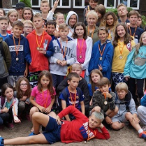 Zdjęcie przedstawiające grupę dzieci z medalami.