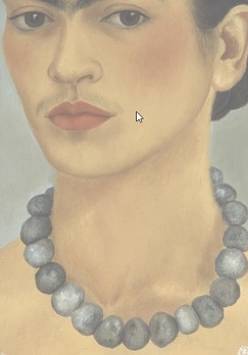 kobieta w związanych w kok ciemnych włosach. Kobieta ma jasną koszulę z koronkowym wykończeniem i naszyjnik z ciemnych korali. Tło jest ciemnoszare.