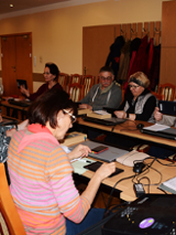 seniorzy uczą się obsługi tabletu